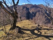 49 Scendendo dal Molinasco alla Bocchetta del Ronco (1095 m) con vista sul PIzzo Grande del Sornadello